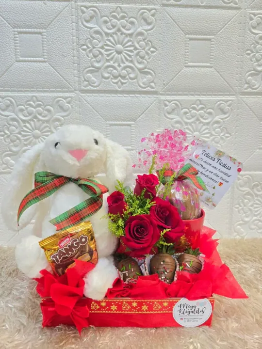Regalo de navidad con fresas y peluche — 7