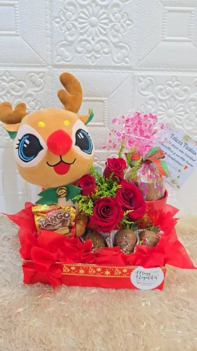 Regalo de navidad con fresas y peluche miniatura 3