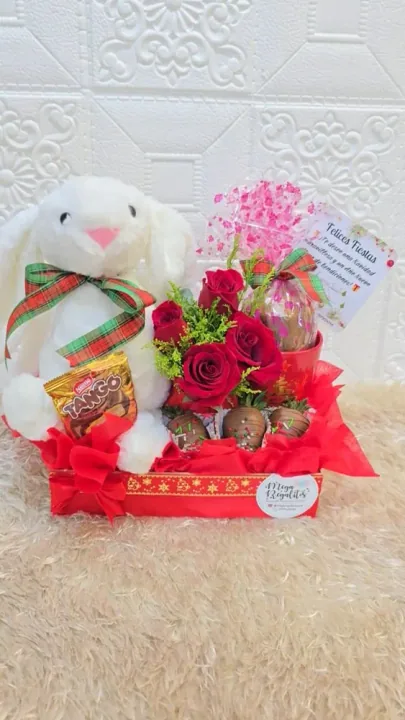 Regalo de navidad con fresas y peluche miniatura 6