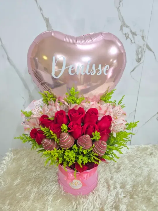 Box de flores con fresas y nombre — 2