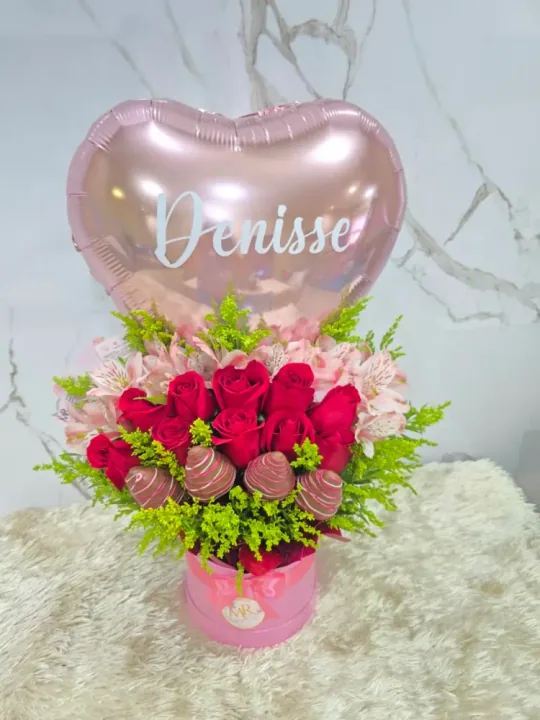 Box de flores con fresas y nombre — 3