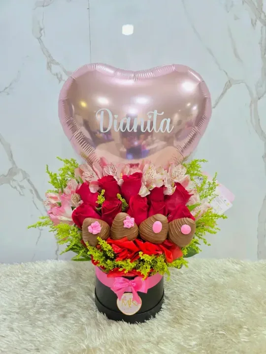 Box  de flores con fresas y nombre